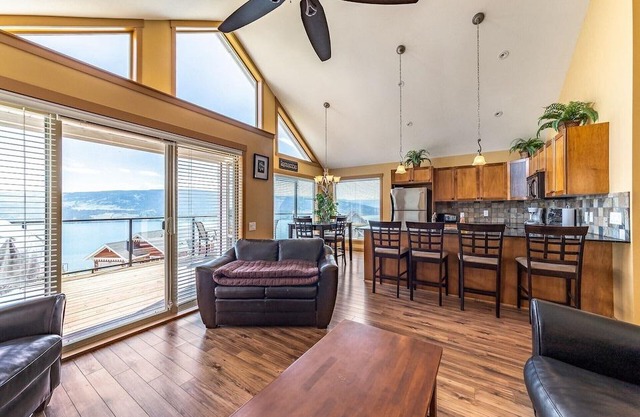 Gorgeous 3 Bedroom Lake View Cottage at La Casa