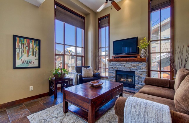 Gorgeous Ski In/Ski Out Townhome, Close to Village