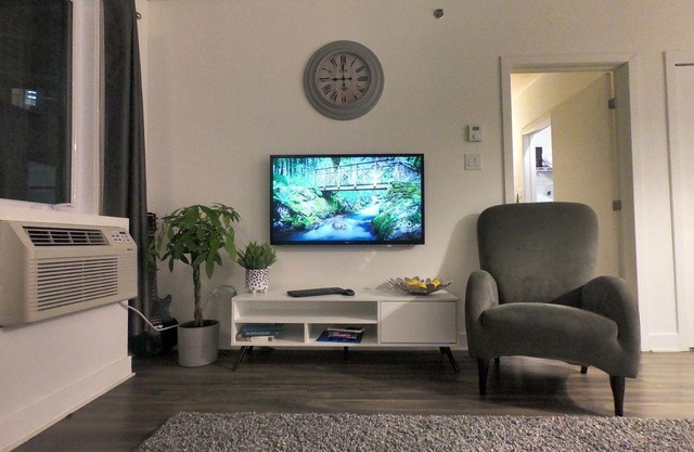 Griffintown Condo steps from Old Montreal *FREE WIFI*