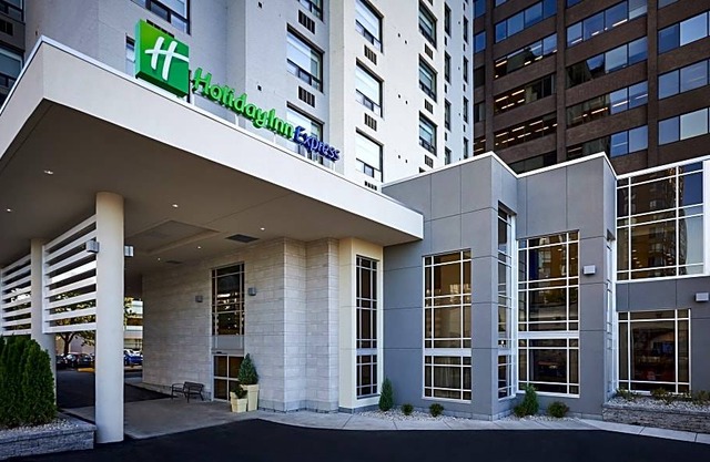 Holiday Inn Express Windsor Waterfront, an IHG Hotel