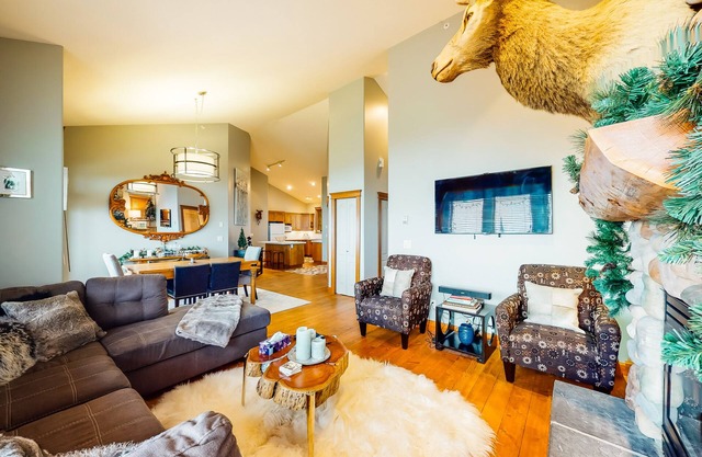 Homey mountain condo w/ski-in/ski-out access, private hot tub & free WiFi