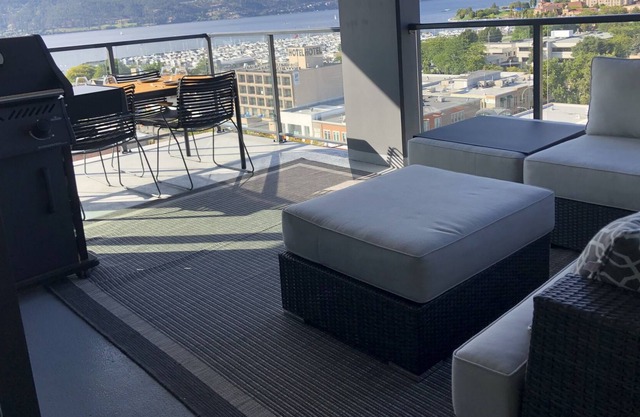 Kelowna Executive condo overlooking the Lake!!!