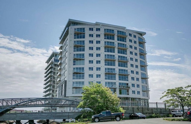 King's Wharf Comfortable 2 Bedroom + Den