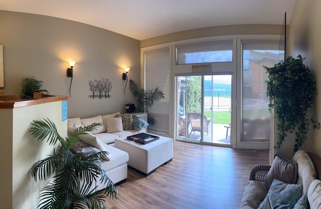 Tlc Beachhouse Waterfront Shuswap Accommodation 
