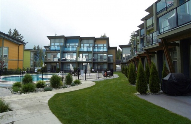 Lakefront Modern & Luxurious 2 Bedroom & Loft