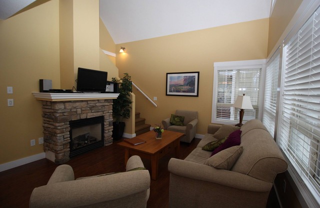Lakeside cottage along La Casa Cottage Resort