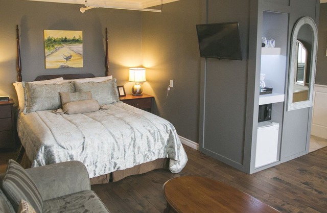 Lane's Privateer Inn - Studio Suite 122~ Marg Millard Gallery