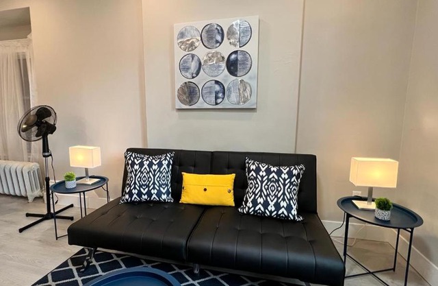 Loft Apartment #1 in Hamilton, Queen Bed, Sleeps 4
