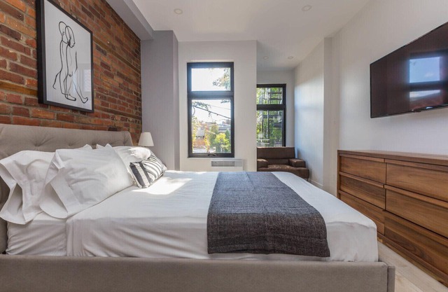 Lofts du Parc Lahaie - Mile End - Modern Luxury Studio Apt 204