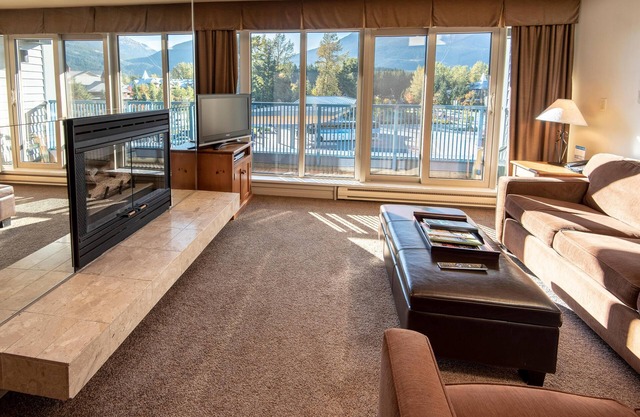 Lovely Condo on Village Stroll. Enjoy a Large Balcony, WiFi, and Private Hot Tub