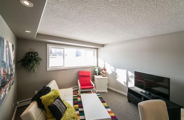 Luxurious 1BDR+Den In-suite laundry