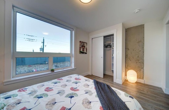 Luxurious Brand New Modern Condo Parking Coffee Location!