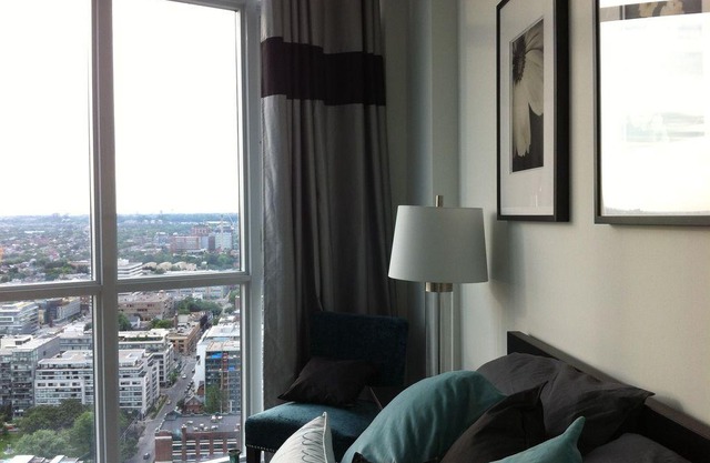 Luxurious, Modern and Clean 1BR Condo...Panoramic Views of the City and Lake