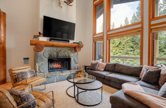 Luxury Mountain Retreat with PRIVATE Hot Tub by Harmony Whistler