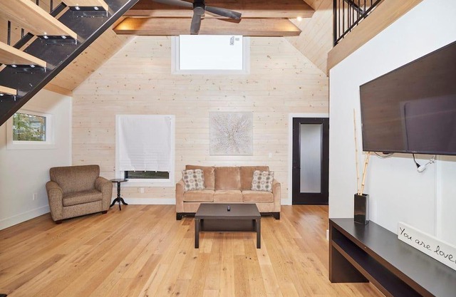Luxury rental with a great location-walking distance to The Falls and attractions.