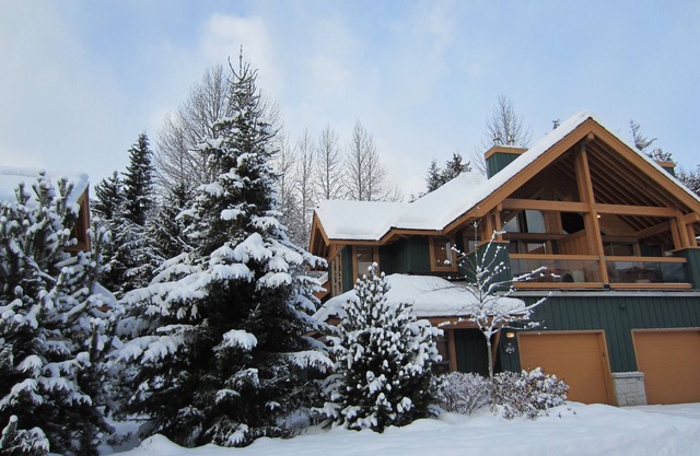 Luxury Whistler Accomodations - 4 Bedroom Montebello Townhome - Hot Tub - WiFi