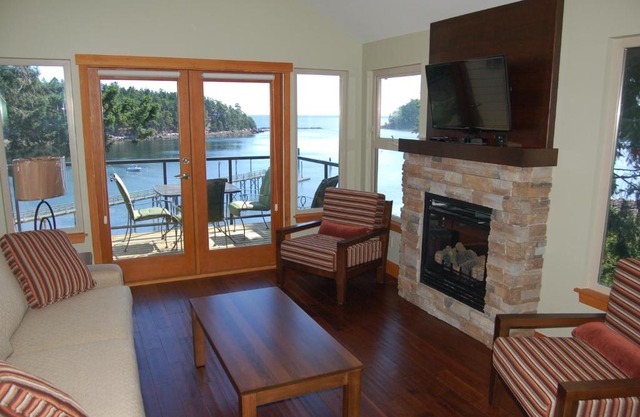 Mayne Island Resort 