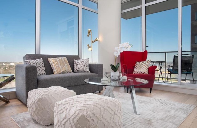 Modern 2 BR Near Stampede Rooftop Patio Gym