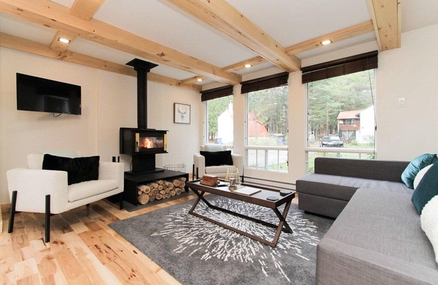Modern Chalet + Nature + Family & Pet Friendly + Workspace + WiFi
