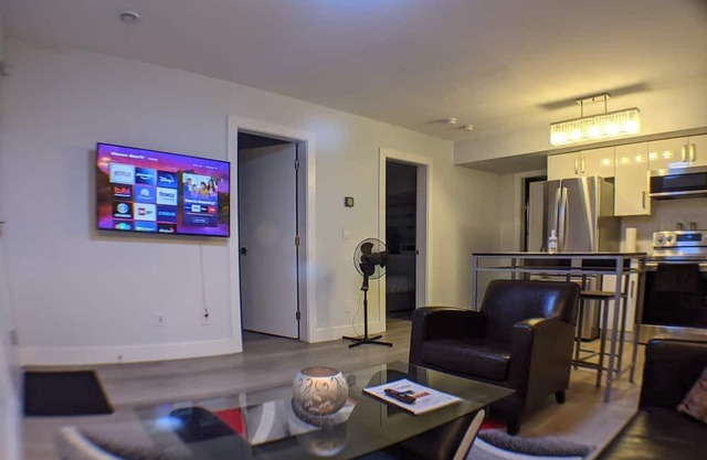 Modern & Comfy 1 bedroom suite w/ priv entrance