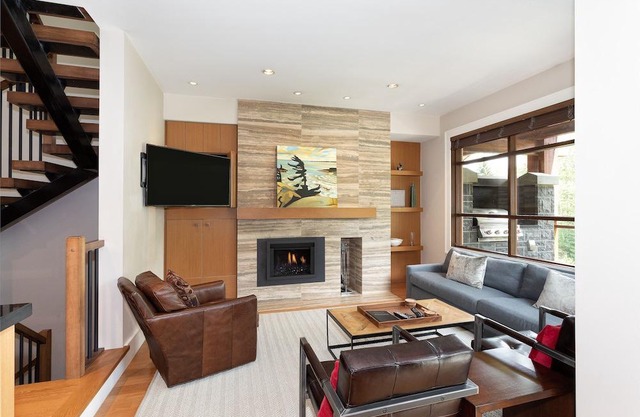Modern Mountain 4BR Near Village w/ Hot Tub+Garage