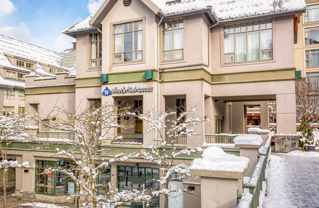 Mountain studio with fireplace, jetted tub, quick ski access, & gym