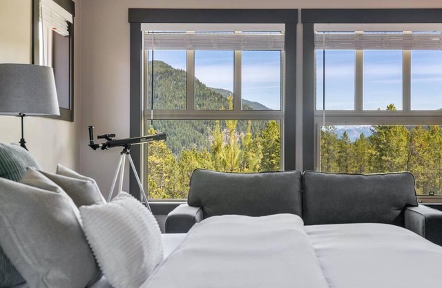 MVP Rentals. Top Floor Penthouse! Prime Location!