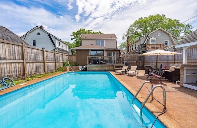 Niagara retreat (heated pool and hot tub)