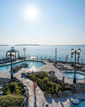 Oak Bay Beach Hotel 