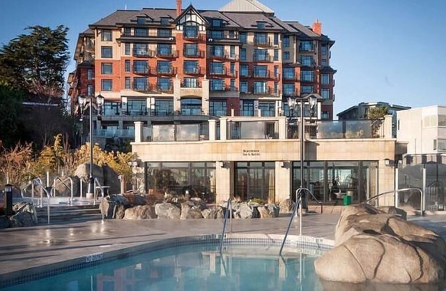 Oak Bay Beach Hotel