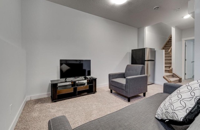 One-Bedroom Lower Suite Apartment #29 Sunalta Downtown