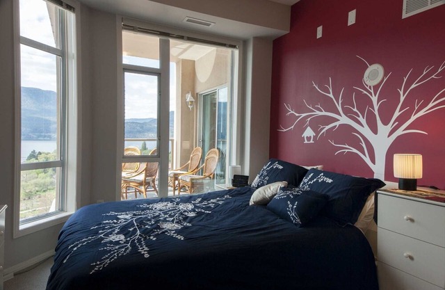 Panoramic Lake Views from 14 Flr 1BR+Den Resort at Sunset Waterfront Sleeps 6