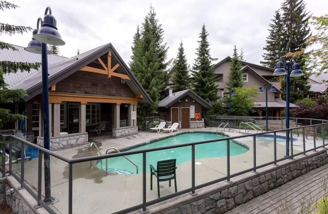 Pleasant Townhouse in Whistler Village w/Hot Tub