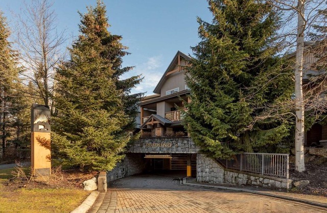Private + Cozy townhouse unit. FREE parking, Common pool & Hot tub. Walk across the street to Villag
