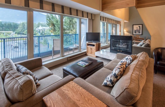 Private Hot Tub! Spacious condo view of mountains | full kitchen, free parking