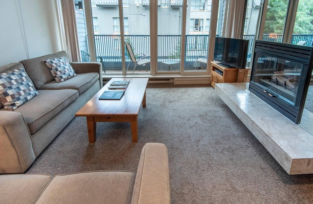 Private Hot Tub! Spacious 2 level condo facing the Village Stroll | full kitchen