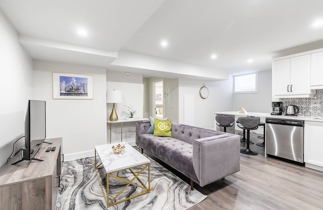 Rideau Comfort 2BD 1BA Apartment. Free parking
