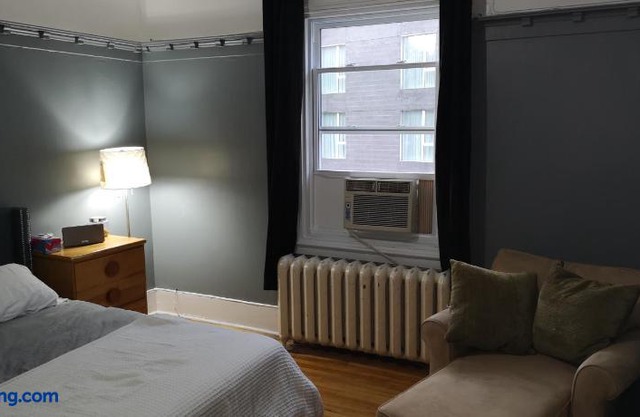 Room with King Bed in 3 Bedroom Downtown