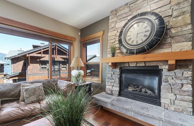 Shuswap Lake - Exceptionally designed lodge offers comfort and luxurious living