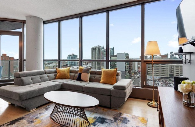 Simply Comfort. Trendy 2bd 2BA Unit in DT. Free Park.Gym.Hot Tub