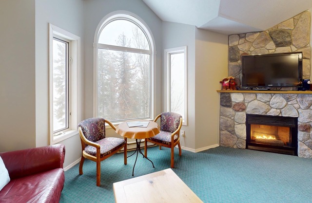 Ski-in/Ski-out Condo with Fireplace, Free WiFi & Shared Hot Tub