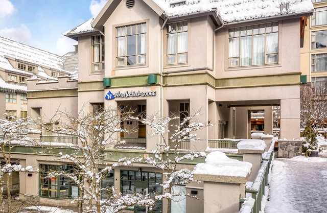 Ski lover's 4th-floor studio with fireplace, free WiFi, & well-equipped kitchen