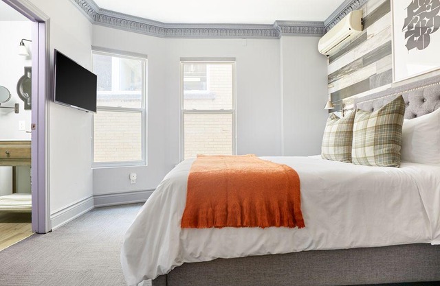 Sonder | The Wellesley | Intimate Room + Courtyard