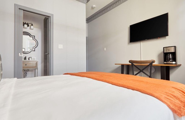Sonder | The Wellesley | Natural Room + Courtyard