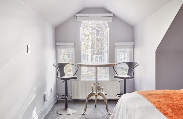 Sonder | The Wellesley | Serene Room + Courtyard