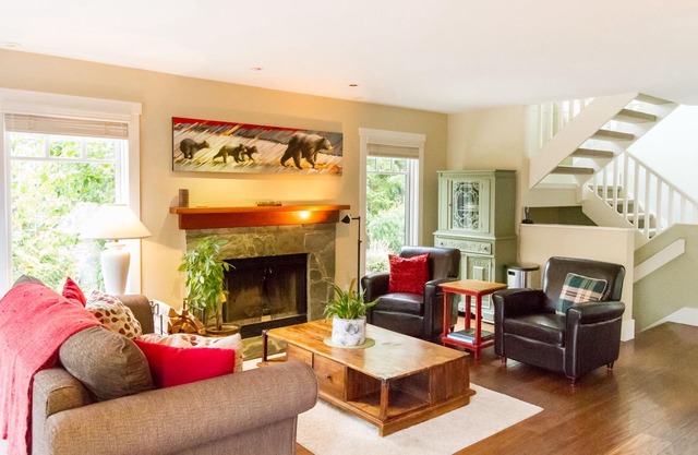 Spacious 4 Bed, Private Hot Tub, Garage, Walk to Slopes, Sleeps 8