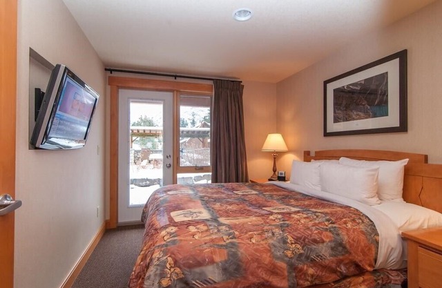 Spacious + Cozy Mountain Getaway | Beautiful Hot Pools Access!
