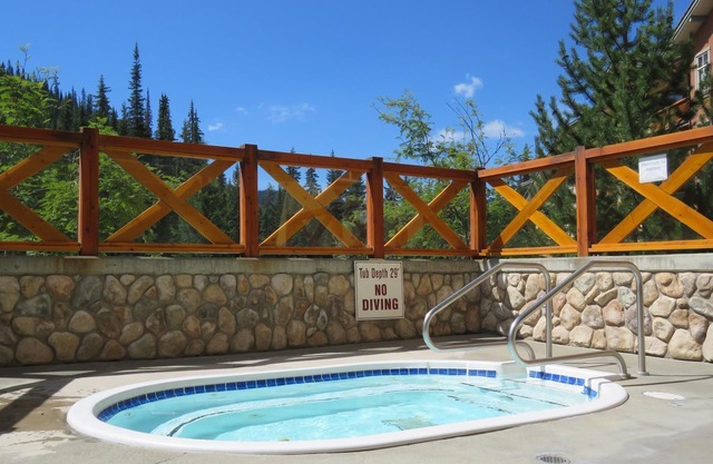 Studio bedroom apartment in village centre, ski in/out