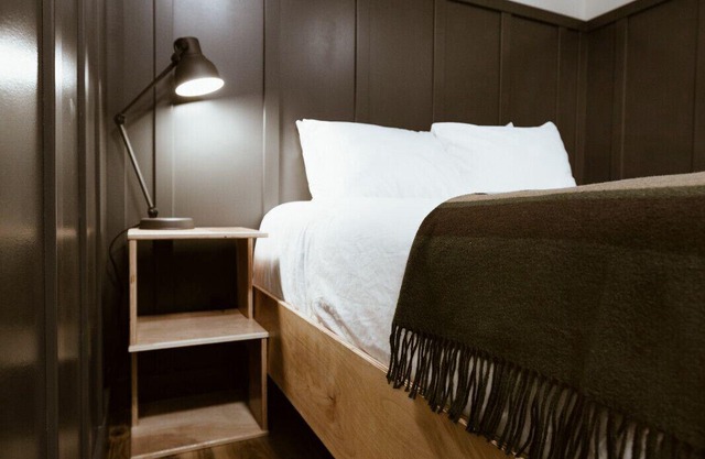 The Flying Steamshovel Inn - Room 6