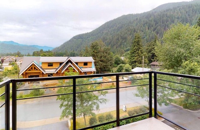 Three Bedroom Penthouse Suite with Mountain View - Harrison Lake View Suites